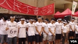 香港學聯成員在銅鑼灣時代廣場完成“八九六四”絕食(美國之音海彥拍攝)
