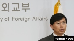조준혁 한국 외교부 대변인이 7일 정례브리핑에서 외교부 장관 쿠바 방문, 폴란드의 북한 노동자 신규 비자발급 중지 등 현안에 대해 이야기하고 있다.