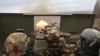烏克蘭士兵在巴赫穆特附近的前沿陣地想俄軍開火。（2023年3月18日）