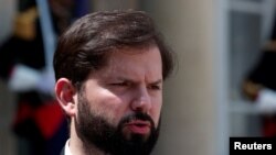 ARCHIVO - El presidente chileno Gabriel Boric pronuncia una declaración conjunta con el presidente francés Emmanuel Macron (no se ve) antes de una reunión en el Palacio del Elíseo en París, Francia, el 21 de julio de 2023.