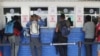 ARCHIVO - Migrantes de El Salvador esperan ser atendidos por las autoridades migratorias salvadoreñas en La Hachadura, El Salvador, el miércoles 31 de octubre de 2018. [Foto: AP]