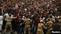 (ፎቶ ፋይል፡ በቢሾፍቱ ኢሬቻ በዓል አከባበር ላይ የነበረው ሕዝብ)