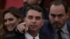 ARCHIVO - Flavio Bosonaro, centro, y Carlos Bolsonaro, hijos del expresidente brasileño Jair Bolsonaro, captados durante ceremonia de confirmación oficial de los resultados de la elección presidencial que ganó su padre, en la Corte Suprema Electoral, el 10 de diciembre de 2018.