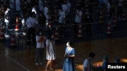 中國湖北武漢市民排隊接受新冠病毒核酸檢測。 （2021年8月5日）