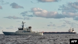 在卡特加海峽，一艘丹麥海軍巡邏艇監視附近的中國散貨船“伊鵬3號”.（2024年11月20日）