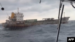 「順興39號」涉嫌在台灣東北海域拖錨劃過國際海底電纜，遭台灣海巡隊短暫扣留，如今已關閉船隻自動識別系統。 (台灣海巡署提供)