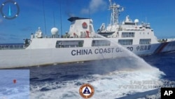 在菲律賓海岸警衛隊提供的這張照片中，2023年8月5日，一艘中國海警船在南中國海有爭議的第二托馬斯淺灘(中國稱仁愛礁)附近用水砲阻攔執行補給任務的 菲律賓海警隊船隻，封鎖了該船的航行路線。 （圖片由菲律賓海岸警衛隊提供，美聯社發表）