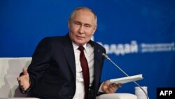 Presidenti rus Vladimir Putin gjatë një diskutimi në klubin Valdai, që po mbahet në Soçi, në Detin e Zi/AFP
