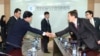 지난해 12월 개성공단 종합지원센터에서 열린 남북 공동위원회 4차 회의에 앞서, 남측 위원장인 김기웅 한국 통일부 남북협력지구발전기획단장(오른쪽)과 북측 위원장인 박철수 중앙특구개발지도총국 부국장(왼쪽)이 악수하고 있다.