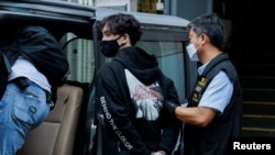 香港警察逮捕本土派學生組織“賢學思政”的召集人王逸戰。 （2021年9月20日）