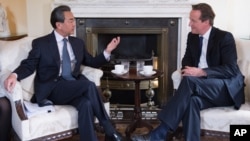 2015年6月9日時任英國首相卡麥隆(右)在倫敦唐寧街10號會見中國外交部長王毅