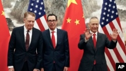 美國財政部長姆努欽(中)與貿易代表萊特希澤(左)在北京會晤前，中國副總理劉鶴(右)與他交談時的手勢。 （2019年5月1日）