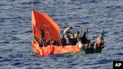 Dezenas de etíopes e somalis a bordo da uma embarcação precária naufragaram no Golfo de Aden, em Setembro de 2010, pouco depois de esta foto ter sido tirada. Ao fugirem dos perigos da guerra muitas pessoas enfrentam perigos quase tão grandes no mar.