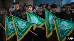 Wasu matasan Falasdinawa rike da tutar gwagwarmayar kungiyar Hamas 