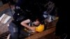 一名香港防暴警察2019年7月28日在北京驻港中联办附近拘捕一名示威者。