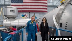 蔡英文參訪NASA約翰遜航天中心聽宇航員芬克解說(圖片來源：台灣總統府)