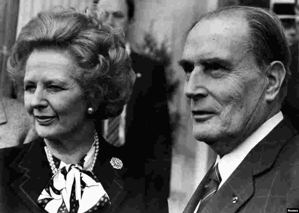 1987年3月23日,时任英国首相撒切尔夫人和法国总统密特朗在法国西部诺曼底的贝努维尔城堡举行的控制核武器会议之后合影。