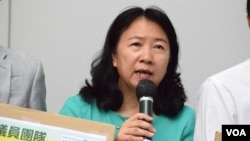 香港民主黨中西區區議員鄭麗瓊2019年對媒體發表講話（美國之音/湯惠芸）。