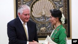 美国国务卿蒂勒森与缅甸领导人昂山素季在缅甸外交部举行记者会后握手。（2017年11月15日）