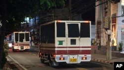 泰國《每日網路報紙》(Prachatai)照片: 2025年2月27日貼著黑色膠帶的卡車離開泰國曼谷的一處拘留中心。