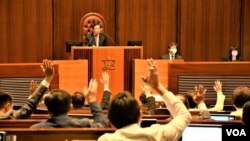 香港立法會5月27日以40票贊成、兩票反對，絕大比數三讀通過修改選舉制度的條例草案 (美國之音湯惠芸)