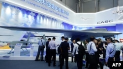 中國珠海航空展上展出的中國國企研發的“彩虹7”(CH-7)隱身軍用無人機的全尺寸模型（2018年11月6日）