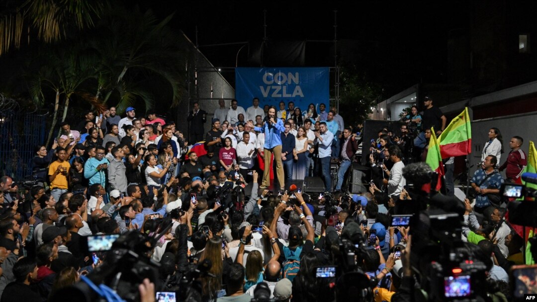 María Corina Machado (C) celebra los resultados de las elecciones primarias de la oposición en la sede de su partido, Vente Venezuela, en Caracas el 22 de octubre de 2023.(Foto de Federico PARRA/AFP)