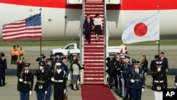 日本首相岸田文雄與夫人2024年4月8日抵達美國華盛頓郊外的安德魯斯空軍基地。 （美聯社）