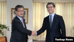 미국과 한국의 북핵 6자회담 수석대표인 조셉 윤 미 국무부 대북정책 특별대표(왼쪽)와 김홍균 외교부 한반도평화교섭본부장(오른쪽)이 지난해 11월 서울 세종로 외교부에서 회담에 앞서 악수하고 있다.
