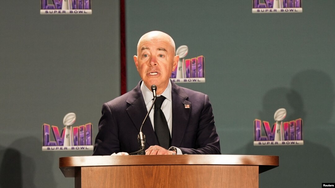 El secretario de Seguridad Nacional de Estados Unidos, Alejandro Mayorkas, habla en una conferencia de prensa sobre seguridad para el Super Bowl en Las Vegas, Nevada, Estados Unidos, el 7 de febrero de 2024.