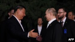中國國家主席習近平在北京擁抱俄羅斯總統普京。（2024年5月16日）