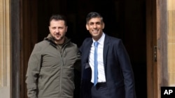 澤連斯基在星期一到訪英國，與英國首相辛偉誠會面