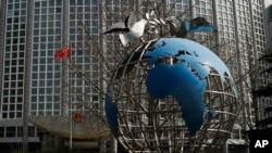 中國外交部大樓前的地球儀與和平鴿。 （2020年3月18日）