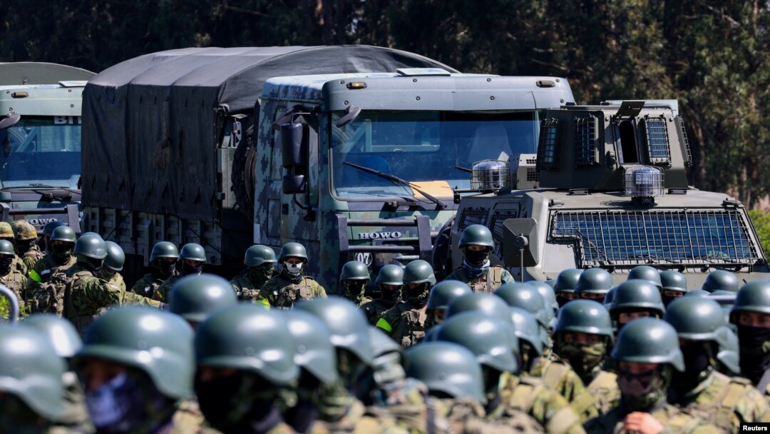 ARCHIVO: Miembros del ejército de Ecuador esperan en el exterior de una prisión en Cotopaxi, al sur de Quito, el 14 de enero de 2024, en uno de los operativos lanzados por el estrenado presidente Daniel Noboa contra el crimen organizado. 