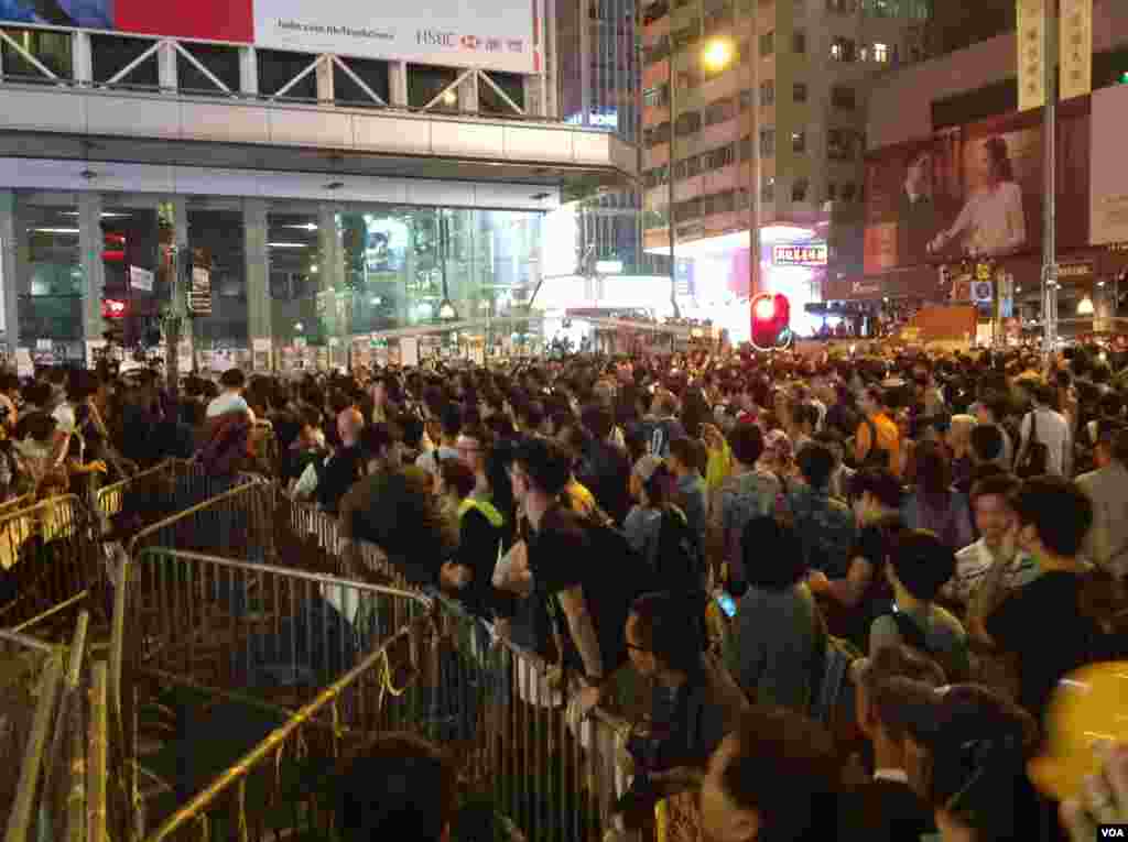 香港警民在旺角對峙 (美國之音海彥 拍攝)