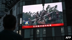2024年5月23日，北京的一個大螢幕顯示中國官方媒體對當天環台灣軍事演習的報導。