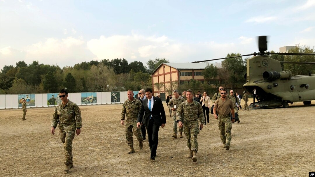 El secretario de Defensa de Estados Unidos, Mark Esper (centro), camina con soldados estadounidenses en Kabul, Afganistán, el domingo 20 de octubre de 2019. (AP Foto/Lolita C. Baldor).