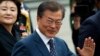 문재인 한국 대통령이 김정숙 여사와 함께 21일 러시아 모스크바 알렉산드로프 공원을 찾아 무명용사의 묘 헌화식에 참석하고 있다. 