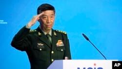 中國前國防部長李尚福在訪問莫斯科期間發表演說。 （2023年8月15日）