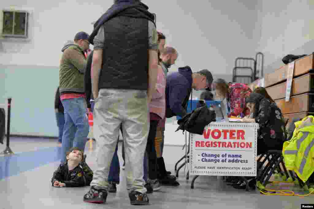 Eleitores votam na Longley Elementary School, no 2º distrito congressional do Maine, em Lewiston, Maine, a 5 de novembro de 2024.