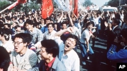 中國大學生1989年春季在北京街頭參加要求中共進行民主改革的運動。