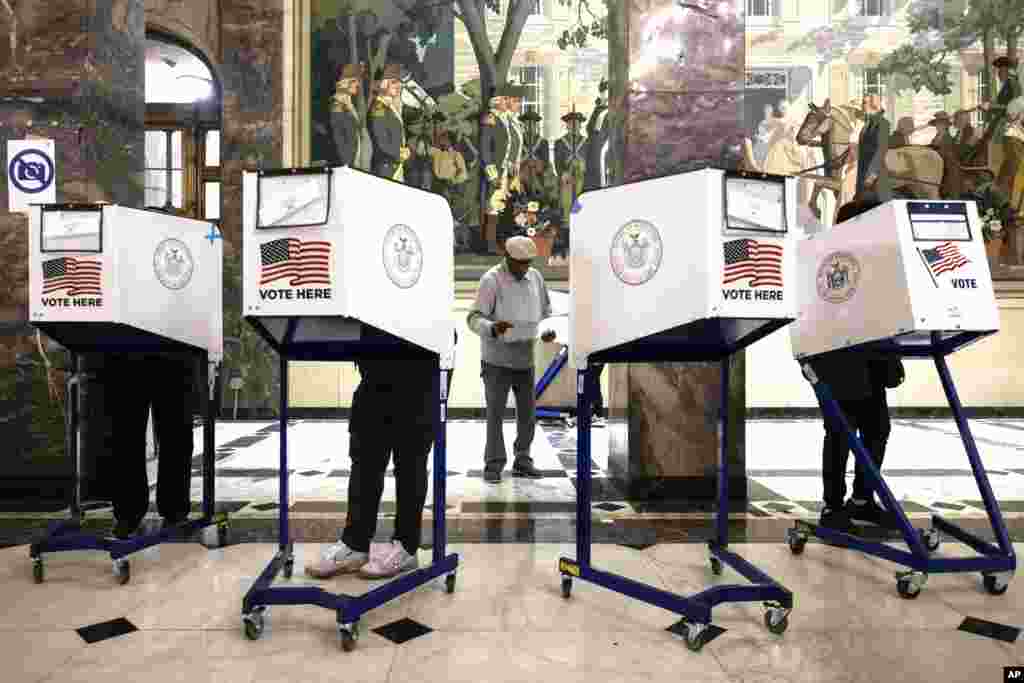 Os eleitores votam no Supremo Tribunal do Condado do Bronx, em Nova Iorque, no dia das eleições, 5 de novembro de 2024.