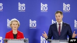 比利時王國首相亞歷山大·德克羅(Alexander De Croo,右)與歐盟委員會主席烏爾蘇拉·馮德萊恩(Ursula von der Leyen)2024年1月5日出席有關比利時接任歐盟輪值主席國的記者會。(法新社)
