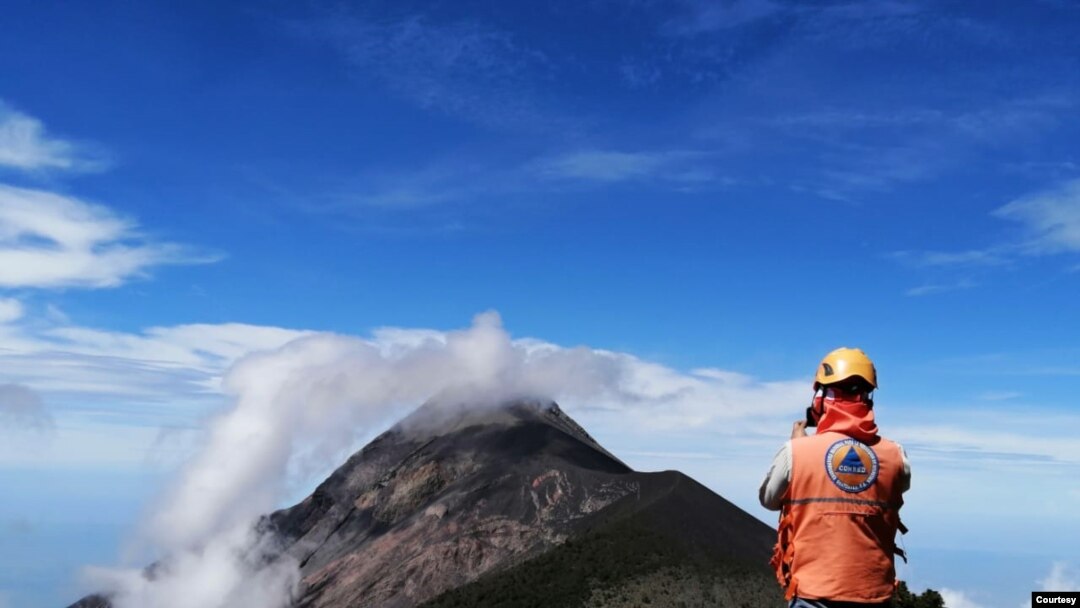 Personal del Instituto Nacional de Sismología, Vulcanología, Meteorología e Hidrología de Guatemala, INSIVUMEH, observa la actividad del volcán de Fuego, en Antigua, Guatemala. Cortesía CONRED Guatemala..