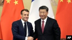 2019年11月6日,中國國家主席習近平和法國總統馬克龍在人民大會堂舉行聯合記者會後握手.