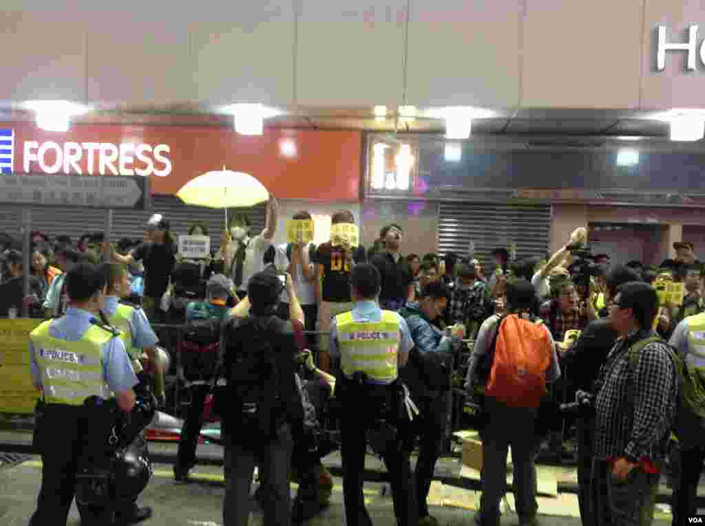 上千港人連續第四晚在旺角聚集爭真普選(美國之音海彥拍攝)