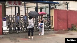 2019年6月28日，王全璋的妻子和兒子在山東臨沂監獄會見室外面。 （推特圖片）