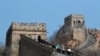 中国北京，在新型冠状病毒爆发后重新开放的八达岭长城上，游客戴着防护口罩行走。随着新的冠状病毒感染病例数量急剧下降，北京的城市动物园和中国长城的部分地区对提前预订的游客重新开放（2020年3月24日）。