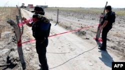Policías acordonan la entrada del "Rancho Izaguirre", en Teuchitlán, México, donde se encontraron al menos 3 crematorios de restos humanos, el 10 de marzo de 2025.