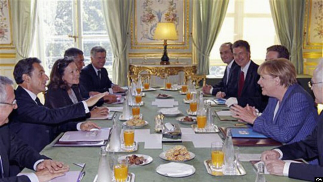 Líderes de las principales economías de la eurozona, Nicolas Sarkozy, de Francia y Angela Merkel, de Alemania sostienen reuniones para debatir la situación de la región.